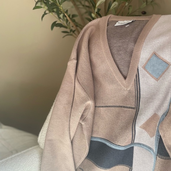 Gabicci V-Neck Sweater in Neutral Tones - Picture 3 of 5